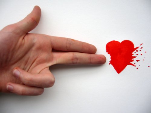 Sözler susar, izler kalır yürekte. Her yürek, bir namluya benzer zaman zaman…