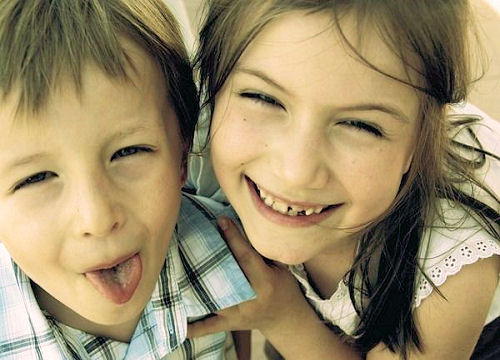 Gülersen, pembe kelebekler konar yüzüne; bir de büyürsün :)