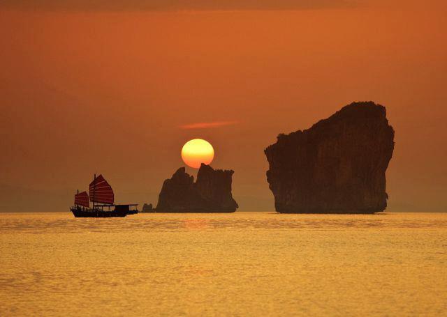 Ve seni bekliyor güneş; ağzını suya dayamış, çünkü iftara az var!..